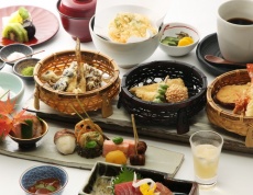 ※写真はコースのイメージです。食材の内容は季節によって替わります。（写真のサラダは現在お造りに替わっています）